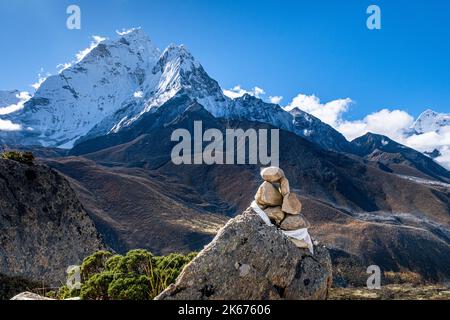 Carini di pietra trovati in alto nell'Himalaya sulla Everest Way, trekking fino al campo base del monte Everest Foto Stock