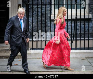 Carrie Johnson, moglie di Boris Johnson, in lungo abito galleggiante rosa fucsia maxi del marchio britannico Hamur, Downing Street Foto Stock