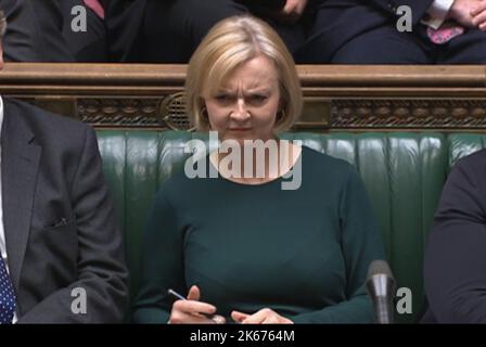 Il primo Ministro Liz Truss reagisce durante le interrogazioni del primo Ministro alla Camera dei Comuni di Londra. Foto Stock