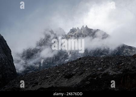 La nuvola e la nebbia si chiariscono sulle vette alte sopra l'Everest Way, trekking fino al campo base del monte Everest Foto Stock