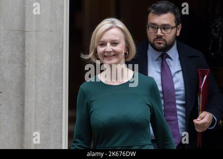 Londra, Regno Unito. 12th ottobre 2022. Il primo ministro britannico Liz Truss parte dal 10 di Downing Street per le domande settimanali del primo ministro (PMQ) alla Camera dei Comuni. Credit: Wiktor Szymanowicz/Alamy Live News Foto Stock