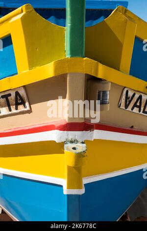 Prow di un Luzzu dipinto tradizionalmente o MalteseFishing Boat Foto Stock