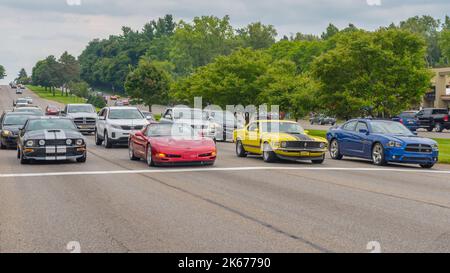 BLOOMFIELD HILLS, MI/USA - 16 AGOSTO 2014: Ford Mustang GT, Chevrolet Corvette, Ford Boss 302 Mustang, Dodge Charger R/T Cars, Woodward Dream Cruise. Foto Stock