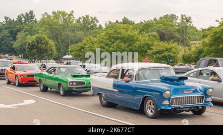 BLOOMFIELD HILLS, MI/USA - 16 AGOSTO 2014: A Dodge Challenger, 1970 Dodge Coronet Super Bee, 1955 Chevrolet Bel Air Cars, Woodward Dream Cruise. Foto Stock