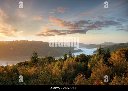 Nebbia mattutina nella bassa valle di Wye vicino a Chepstow, Galles. Foto Stock