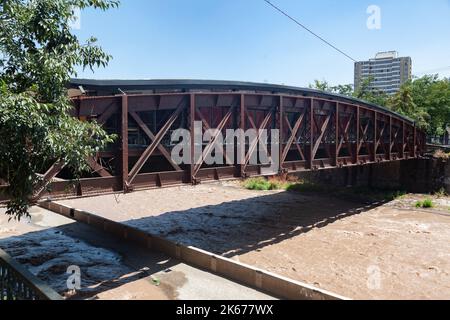 Un ponte di ferro sul fiume Mapocho a Santiago do Chile, Cile Foto Stock