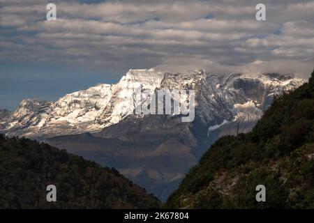 Montagne innevate in lontananza guardando verso la valle, sulla Everest Way, trekking fino al campo base del monte Everest Foto Stock