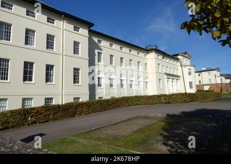 L'imponente Crescent, originariamente il primo asilo della contea del Gloucestershire e poi l'Horton Road Hospital, è stato convertito in appartamenti nel 2005 Glo Foto Stock