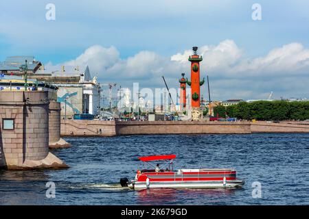 San Pietroburgo, vista dal Ponte del Palazzo allo spido dell'Isola di Vasilievsky Foto Stock