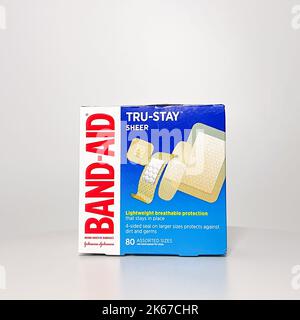 Orlando, FL USA - 14 luglio 2022: Una scatola di Tru Stay Sheer Band aiuta Johnson & Johnson su sfondo bianco. Foto Stock