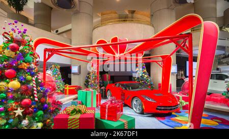 DETROIT, MI/USA - 18 DICEMBRE 2014: Mostra di Natale, con Chevrolet Corvette 'leigh', albero, regali e ornamenti, General Motors GM World, Foto Stock