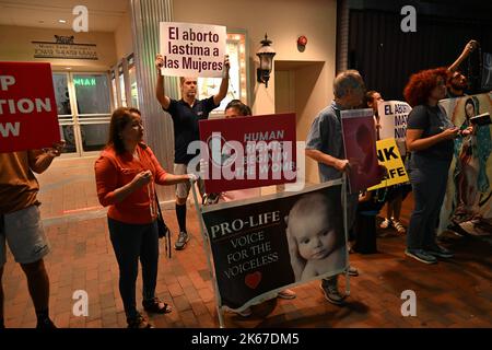 Miami, Stati Uniti. 11th Ott 2022. I sostenitori di Pro-Life si radunano al di fuori di Charlie Crist, Florida Gubernatorial democratico candidato evento campagna a Ball & Chain a Miami, Florida, USA, il 11 ottobre 2022. (Foto di Michele Eve Sandberg/Sipa USA) Credit: Sipa USA/Alamy Live News Foto Stock