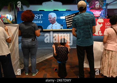 Miami, Stati Uniti. 11th Ott 2022. I sostenitori di Pro-Life si radunano al di fuori di Charlie Crist, Florida Gubernatorial democratico candidato evento campagna a Ball & Chain a Miami, Florida, USA, il 11 ottobre 2022. (Foto di Michele Eve Sandberg/Sipa USA) Credit: Sipa USA/Alamy Live News Foto Stock