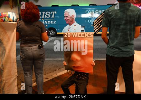 Miami, Stati Uniti. 11th Ott 2022. I sostenitori di Pro-Life si radunano al di fuori di Charlie Crist, Florida Gubernatorial democratico candidato evento campagna a Ball & Chain a Miami, Florida, USA, il 11 ottobre 2022. (Foto di Michele Eve Sandberg/Sipa USA) Credit: Sipa USA/Alamy Live News Foto Stock