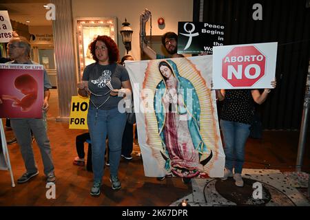 Miami, Stati Uniti. 11th Ott 2022. I sostenitori di Pro-Life si radunano al di fuori di Charlie Crist, Florida Gubernatorial democratico candidato evento campagna a Ball & Chain a Miami, Florida, USA, il 11 ottobre 2022. (Foto di Michele Eve Sandberg/Sipa USA) Credit: Sipa USA/Alamy Live News Foto Stock