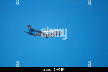 aereo forma luxair nel cielo blu all'arrivo Foto Stock