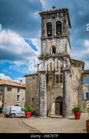 La chiesa medievale di Saint Pierre aux Liens nel villaggio di Labeaume nel sud della Francia (Ardeche) Foto Stock