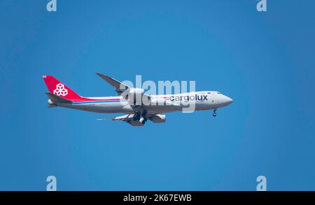 aereo da luxair carico nel cielo blu all'arrivo Foto Stock