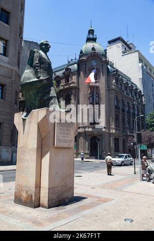 Una vista verticale della statua di Salvador Allende di fronte a un edificio storico a Santiago, Cile Foto Stock