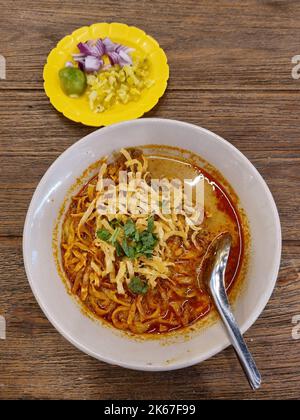 Deliziosi noodles al curry della Thailandia settentrionale con pollo Khao Soi Kai Foto Stock