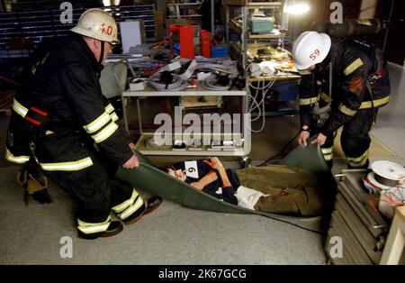 Esercizio di emergenza presso Bofors Underwater Systems, Motala, Svezia, con servizio di soccorso, personale di ambulanza e authoritys di polizia in loco. Foto Stock