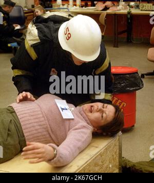 Esercizio di emergenza presso Bofors Underwater Systems, Motala, Svezia, con servizio di soccorso, personale di ambulanza e authoritys di polizia in loco. Foto Stock