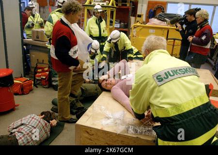 Esercizio di emergenza presso Bofors Underwater Systems, Motala, Svezia, con servizio di soccorso, personale di ambulanza e authoritys di polizia in loco. Foto Stock