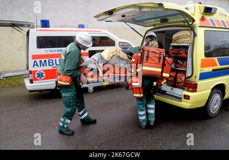 Esercizio di emergenza presso Bofors Underwater Systems, Motala, Svezia, con servizio di soccorso, personale di ambulanza e authoritys di polizia in loco. Foto Stock