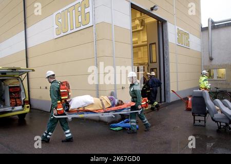 Esercizio di emergenza presso Bofors Underwater Systems, Motala, Svezia, con servizio di soccorso, personale di ambulanza e authoritys di polizia in loco. Foto Stock