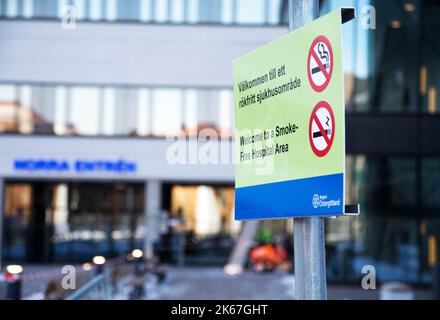 Segni di divieto di fumo nell'area ospedaliera degli Stati Uniti, University Hospital di Linköping, Svezia. Foto Stock