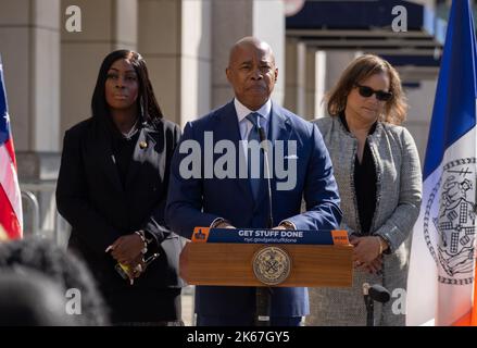 New York City, Stati Uniti. 11th Ott 2022. Il sindaco di New York Eric Adams ha partecipato a un evento allo Yankee Stadium nel Bronx per annunciare quasi $100 milioni di dollari di attività economica per NYC dalle partite di playoff di Yankees e Mets a New York City, NY, USA, il 11 ottobre 2022. (Foto di Steve Sanchez/Sipa USA) Credit: Sipa USA/Alamy Live News Foto Stock