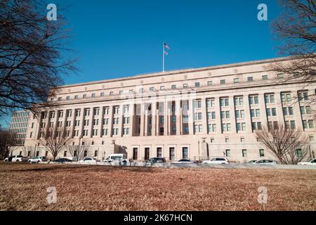 Il Dipartimento Stewart Lee Udall dell'edificio interno a Washington, D.C., in una giornata invernale soleggiata. Grandangolo basso, cielo nuvoloso, nessuna gente. Foto Stock