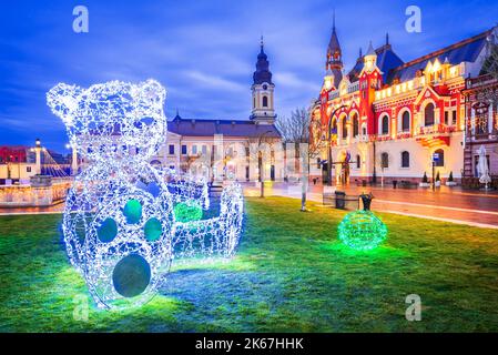 Oradea, Romania. Mercatino di Natale e decorazioni nella bellissima città di Crisana - Transilvania, Europa dell'Est Foto Stock