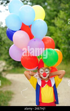 clown, divertimento, felice, clown, colorato, divertente, buon umore, palloncini, salto, performance, spettacolo, comunicazione non violenta Foto Stock