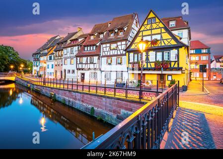 Colmar, Francia. Petite Venezia, incantevole quartiere con canale d'acqua e tradizionali case a graticcio. Alsazia romantico città sfondo viaggio. Foto Stock