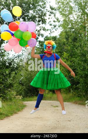 clown, divertimento, felice, clown, colorato, divertente, buon umore, palloncini, salto, performance, spettacolo, comunicazione non violenta Foto Stock