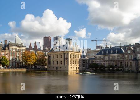 Il Mauritshuis e il Binnenhof a hofvijver, l'Aia, Paesi Bassi Foto Stock