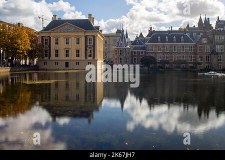 Il Mauritshuis e il Binnenhof a hofvijver, l'Aia, Paesi Bassi Foto Stock