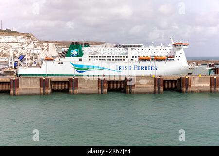 Un traghetto Irish Ferries Cross-Channel attraccato al porto di dover, Inghilterra, nel porto del Regno Unito. Le bianche scogliere di dover sullo sfondo. Settembre 7th, 2022. Foto Stock