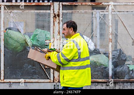 I lavoratori dei rifiuti iniziano a pulire il Grassmarket di Edimburgo dopo essere stati in attività industriale dal 18/08/2022. Le pile di rifiuti accumulati vengono rimosse. Credito: Euan Cherry Foto Stock