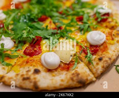 Rucola o rucola diversi tipi di formaggio pizza italiana Foto Stock