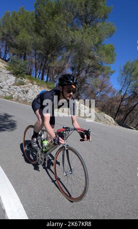 Ciclista strada maschile che scende la D81 in Provenza, Francia. Foto Stock