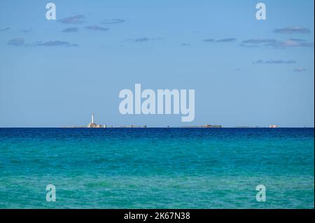 Faro Isola Sant'Andrea è un faro attivo e automatizzato costruito nel 1865 al largo della costa di Gallipoli, Puglia, Italia. Foto Stock