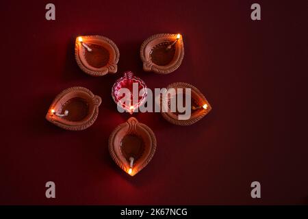 Buon Diwali. Lampade DIYA accese durante la festa del festivo diwali Foto Stock