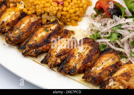 Spiedini di pollo grigliati isolati su sfondo bianco. Prodotti alimentari turchi. Primo piano Foto Stock
