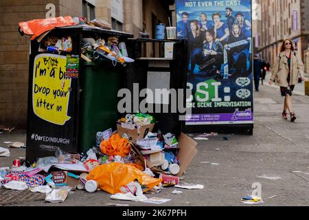 Scene di oltre che scorrere i bidoni sul Cowgate a Edimburgo come azione industriale per 12 giorni ha significato i bidoni non sono svuotati. Credito: Euan Cherry Foto Stock