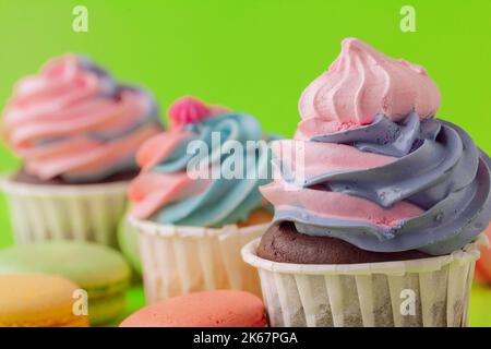 Set di vari cupcake fondenti pronti per essere consumati - luminoso e colorato set Foto Stock