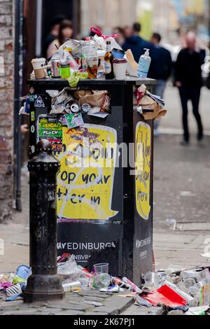 Scene di oltre che scorrere i bidoni sul Cowgate a Edimburgo come azione industriale per 12 giorni ha significato i bidoni non sono svuotati. Credito: Euan Cherry Foto Stock