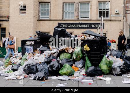 Scene di oltre che scorrere i bidoni sul Grassmarket a Edimburgo come azione industriale per 12 giorni ha significato i bidoni non sono svuotati. Credito: Euan Cherry Foto Stock