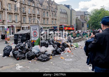 Scene di oltre che scorrere i bidoni sul Grassmarket a Edimburgo come azione industriale per 12 giorni ha significato i bidoni non sono svuotati. Credito: Euan Cherry Foto Stock